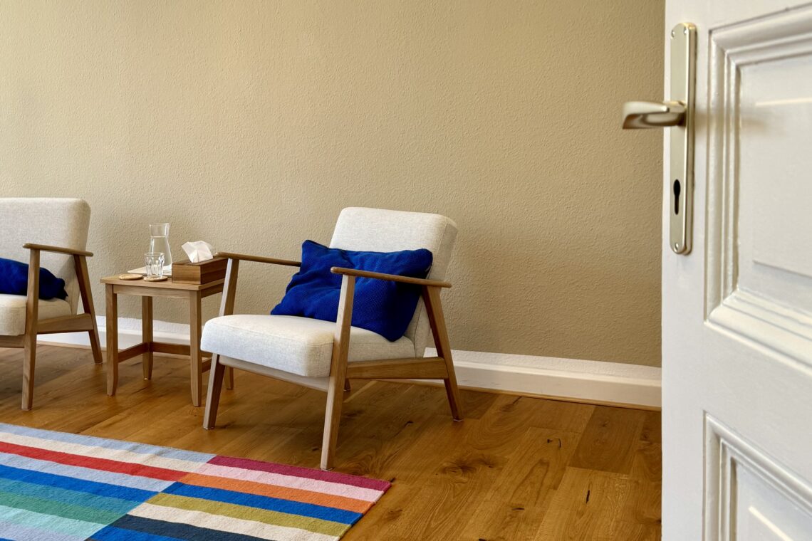 Paartherapie - Setting eines Paargesprächs. Gespräch mit beiden Partner*innen. Paarberatung in Berlin.